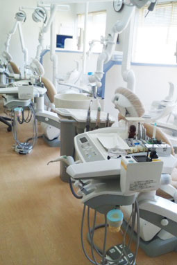 【ひらい歯科医院】診療室：診療ユニット新設3台完備