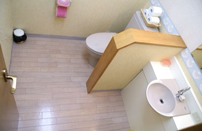 【ひらい歯科医院】トイレ・洗面室：いつも清潔で広々